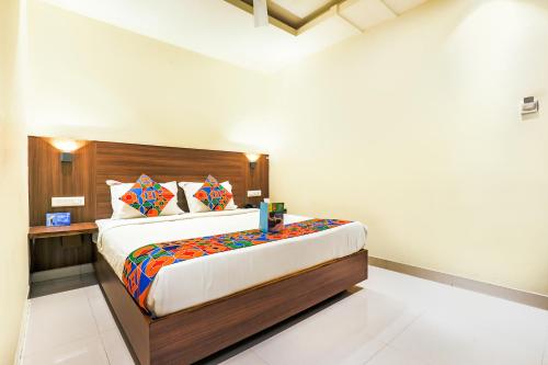 1 dormitorio con 1 cama grande en una habitación en FabHotel RR Grand MG Road en Vijayawāda