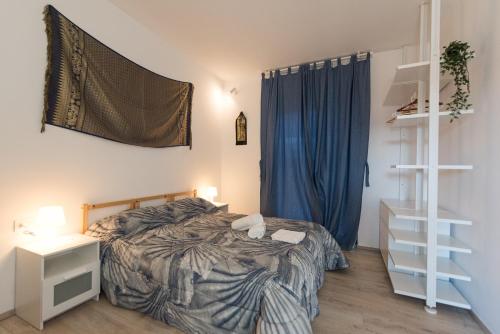 sypialnia z łóżkiem i niebieską zasłoną w obiekcie Agriturismo "La Collina" - 15km dal centro di Torino w mieście Baldissero Torinese