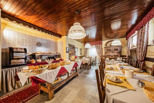 Hotel Jumeaux tesisinde bir restoran veya yemek mekanı