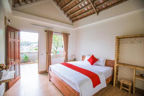 Un dormitorio con una cama grande y un balcón. en Lodge By Tam Coc lake, en Ninh Binh