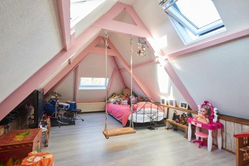 Habitación con columpio en un ático en Family home, en Edam