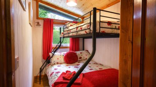 Двуетажно легло или двуетажни легла в стая в Bluebell Lodge set in a Beautiful 24 acre Woodland Holiday Park
