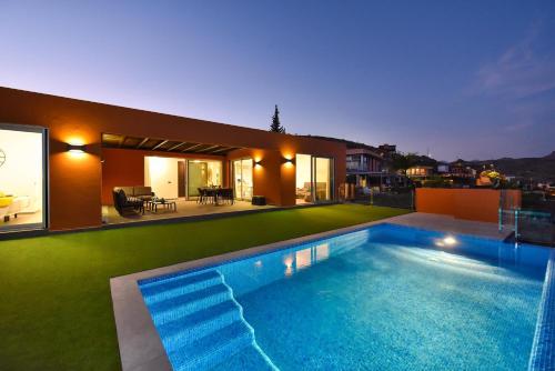 - une piscine dans l'arrière-cour d'une maison dans l'établissement Top Salobre Villas by VillaGranCanaria, à Salobre