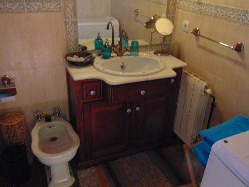 リアサにあるVilla Riazaのバスルーム(洗面台、トイレ付)