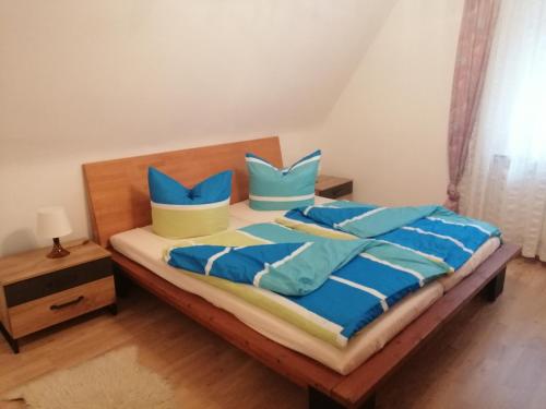 Ruhig und doch zentral - wie Daham في Röthenbach an der Pegnitz: غرفة نوم بسرير وملاءات ووسائد زرقاء