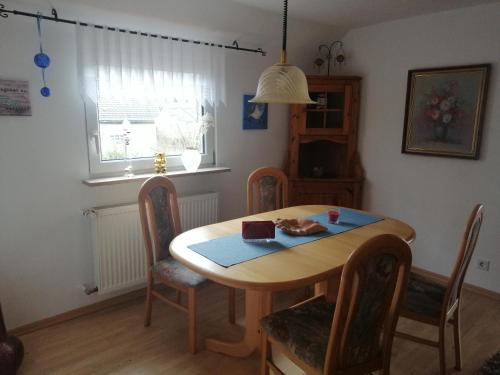 a dining room with a wooden table and chairs at Ruhig und doch zentral - wie Daham in Röthenbach an der Pegnitz