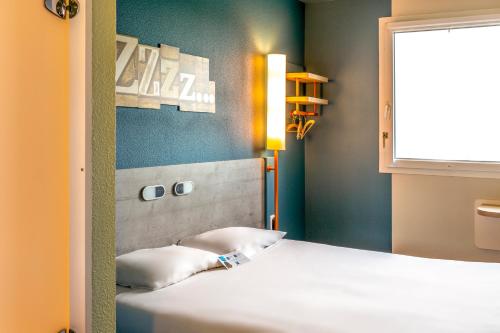 Cama ou camas em um quarto em ibis budget Pertuis Portes du Luberon