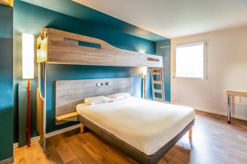 Cama ou camas em um quarto em ibis budget Pertuis Portes du Luberon