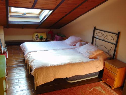 リアサにあるVilla Riazaのベッドルーム1室(屋根裏部屋に大型ベッド1台付)