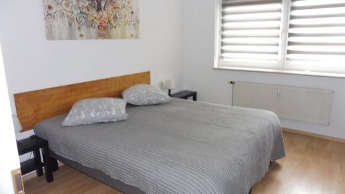 Tempat tidur dalam kamar di KEHL Center Schöne 2 Zimmer Wohnung mit Terrasse 60M2