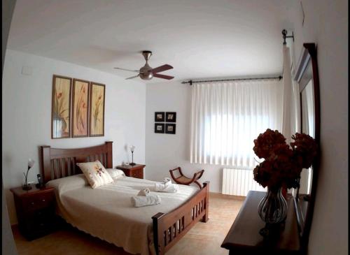 1 dormitorio con 1 cama y ventilador de techo en Casa Clariana Mediterranean break, en Cunit