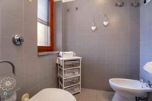 a bathroom with a toilet and a sink at Villino Gramsci in San Teodoro