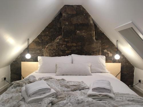 Ένα ή περισσότερα κρεβάτια σε δωμάτιο στο Beautifully Renovated Self-Contained Farm Cottage - close to beaches, North Berwick and the Golf Coast