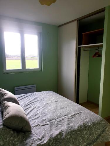 a bedroom with a bed and a window at Maison villa de charme in Saasenheim