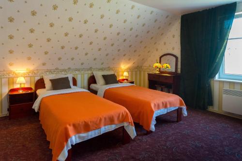 Cette chambre comprend 2 lits et une fenêtre. dans l'établissement Katariina Penthouse, à Pärnu
