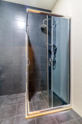 Un baño de Hotel Marlyn