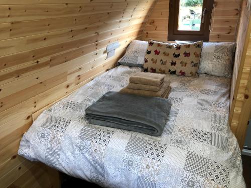Postel nebo postele na pokoji v ubytování Breakish Bay Pods
