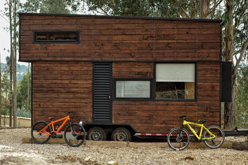 three bikes parked in front of a tiny house at El Bosque de Paipa in Paipa