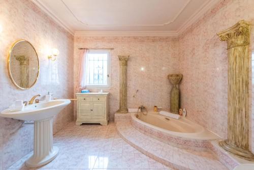 une grande salle de bain avec une baignoire et un lavabo dans l'établissement Villa Bellet, à Nice