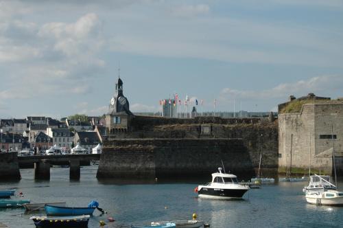 a group of boats in the water near a city at Corniche I 40 M2 - 40 M de l'eau et plages ! AU CALME wir sprechen flieBen deutsch, we speak English in Concarneau