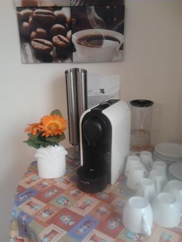Příslušenství pro přípravu čaje a kávy v ubytování HELIOS Hotel Apartments