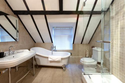 Kupaonica u objektu Luxury Eton House, 5 minute walk to Windsor Castle