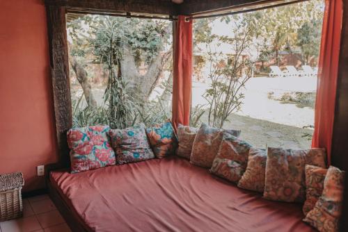 ブジオスにあるPousada Kailaniの窓のある部屋(ソファ付)