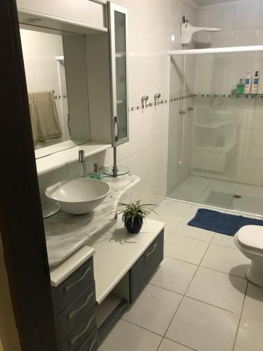 La salle de bains est pourvue d'un lavabo, de toilettes et d'une douche. dans l'établissement GA2-Hospedagem Próximo ao Aeroporto de Guarulhos, à Guarulhos