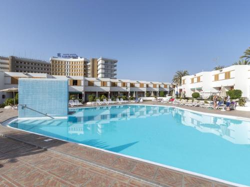 een groot blauw zwembad in een resort bij Belvilla by OYO Bungalow Las Brisas in Maspalomas