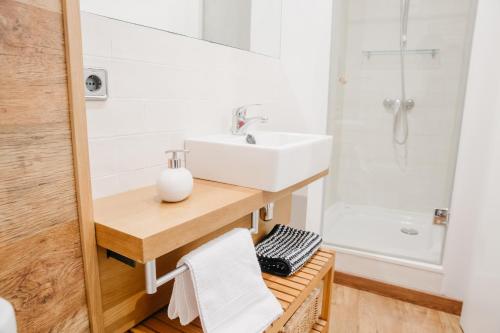 a bathroom with a sink and a bath tub at Cal Miquel in Alpens