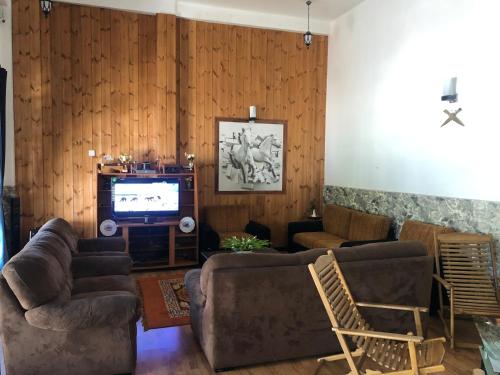 sala de estar con sofá y TV en PROMAX villa, en Nuwara Eliya