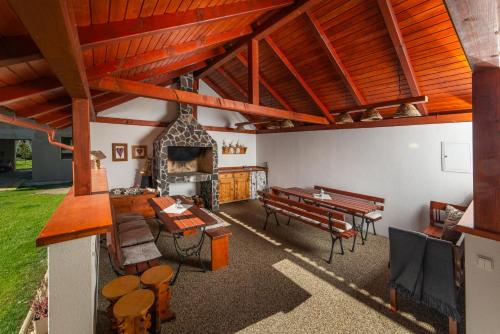 uma sala de estar com bancos e uma lareira em Chata Radiva em Ziar