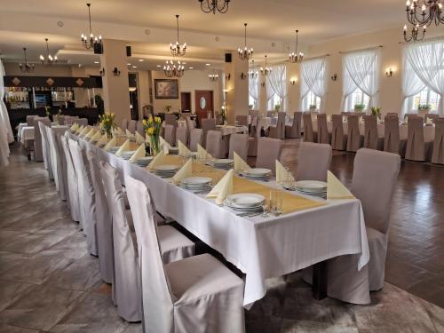Reštaurácia alebo iné gastronomické zariadenie v ubytovaní Hotel Kakadu