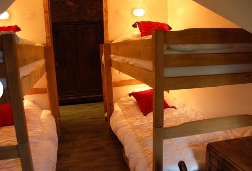 Łóżko lub łóżka piętrowe w pokoju w obiekcie Gîte La Grange