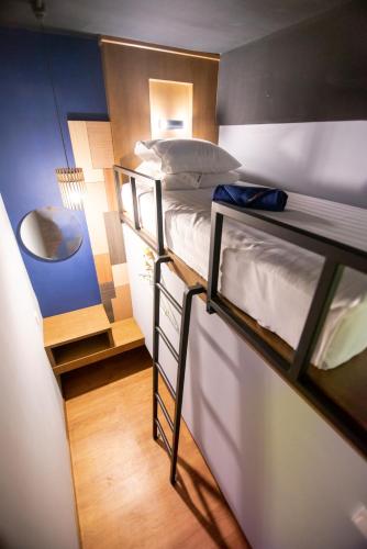 Homy Seafront Hostelにあるベッド