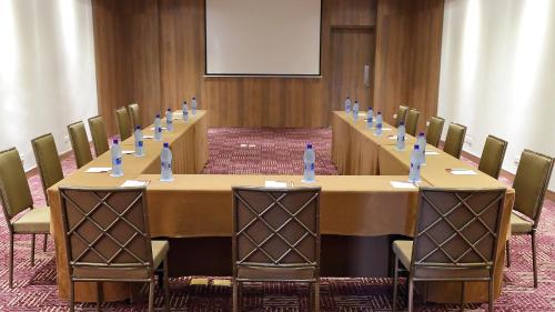 a conference room with a long table and chairs at Crowne Plaza Airport by IHG in Tocumen