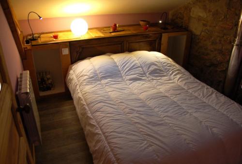 En eller flere senge i et værelse på Gîte La Grange