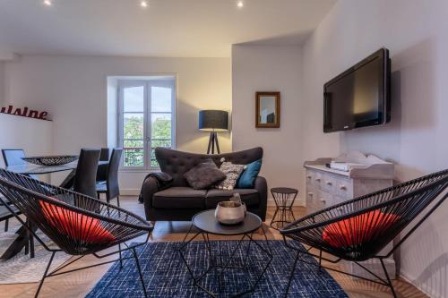 un salon avec un canapé et une télévision dans l'établissement IZOKINA KEYWEEK 2 bedroom Apartment in Biarritz, à Biarritz