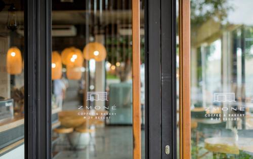 een etalage van een winkel met tafels en stoelen bij Z9 Resort in Tha Kradan