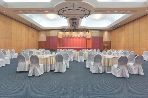 a banquet hall with white tables and chairs at Crowne Plaza Managua by IHG in Managua