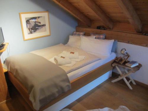 um quarto com uma cama num quarto em Chalet Montfort em Sonthofen