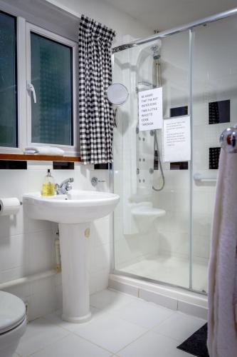 Ένα μπάνιο στο Blyth Lodge B&B