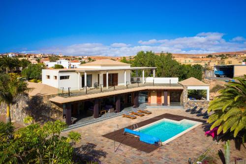Vista de la piscina de HomeForGuest Oasis Villa with swimming pool in 4000m2 garden o alrededores