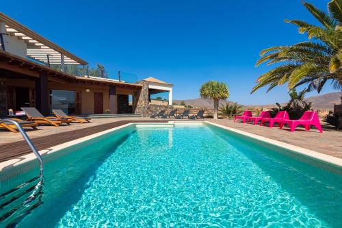 Oasis Villa with swimming pool in 4000m2 garden