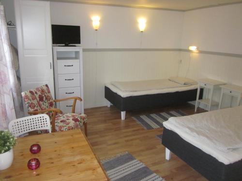 Habitación pequeña con cama y escritorio. en Huldas Gård en Kumla