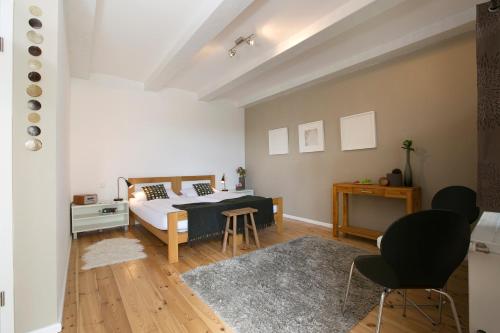 a bedroom with a bed and a table and chairs at Netts Landhaus in Neustadt an der Weinstraße