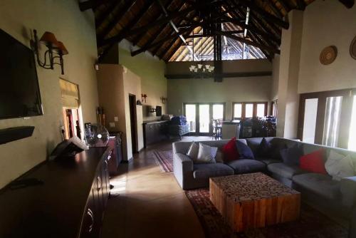 Posezení v ubytování Kgorogoro Lodge