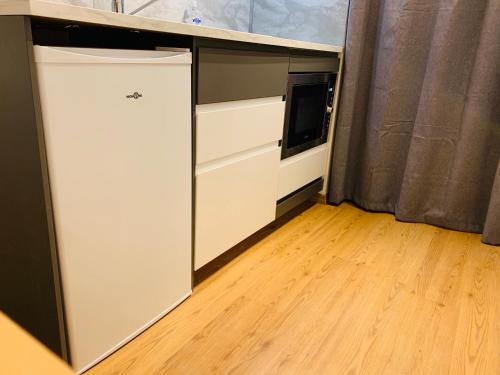 une cuisine avec des armoires blanches et un comptoir dans l'établissement MAZZARIN STUDIO, à Aix-en-Provence