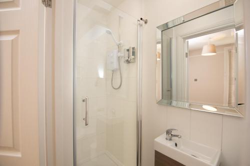 une salle de bain avec douche et lavabo dans l'établissement Redhouse, à Salisbury