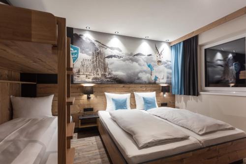 Llit o llits en una habitació de Alpenchalet Montafon